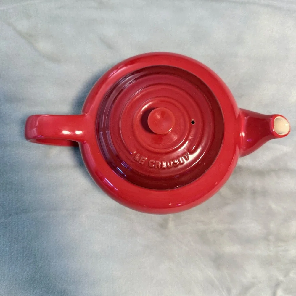 Le Creuset Cerise Red Stoneware Short Round Teapot 22 oz Unused No Infuser